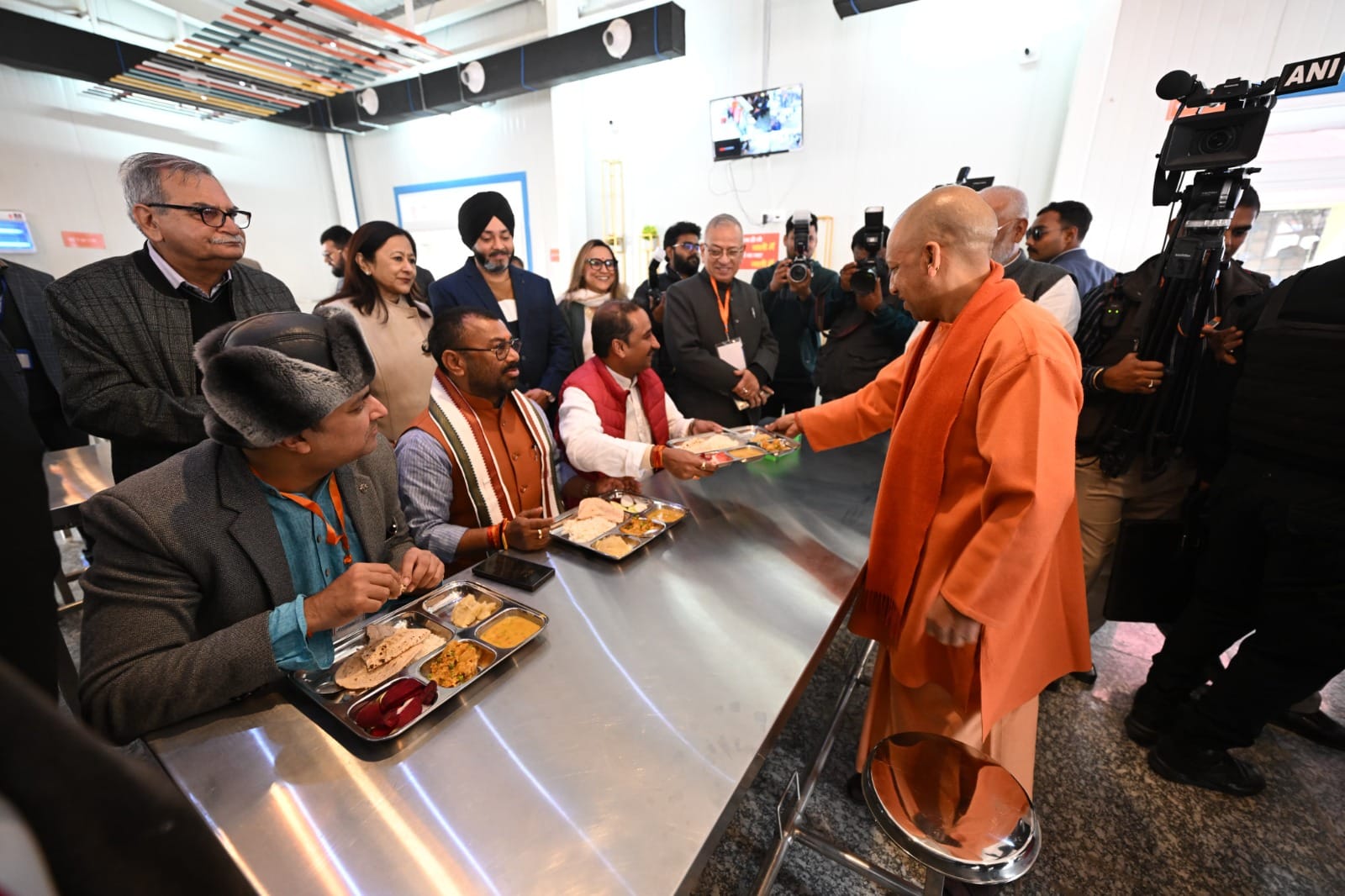 'मां की रसोई' 9 रुपए में भरपेट भोजन का CM योगी ने किया शुभारंभ!