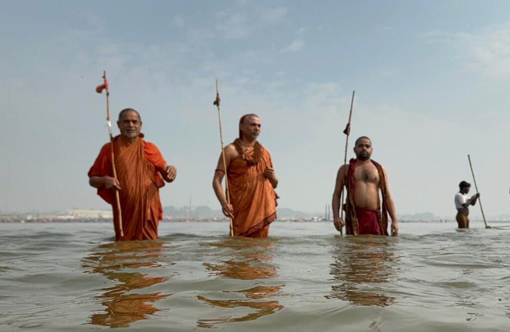 शंकराचार्यों ने भी किया त्रिवेणी में स्नान