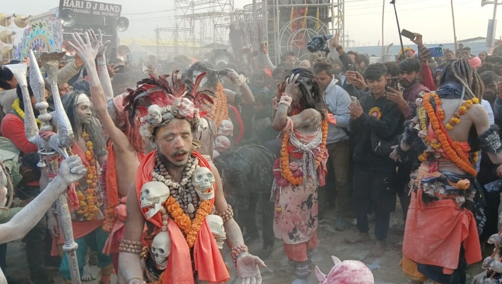 महाकुंभ नगर 2025 में महानिर्वाणी अखाड़े ने निकाली शिव बारात