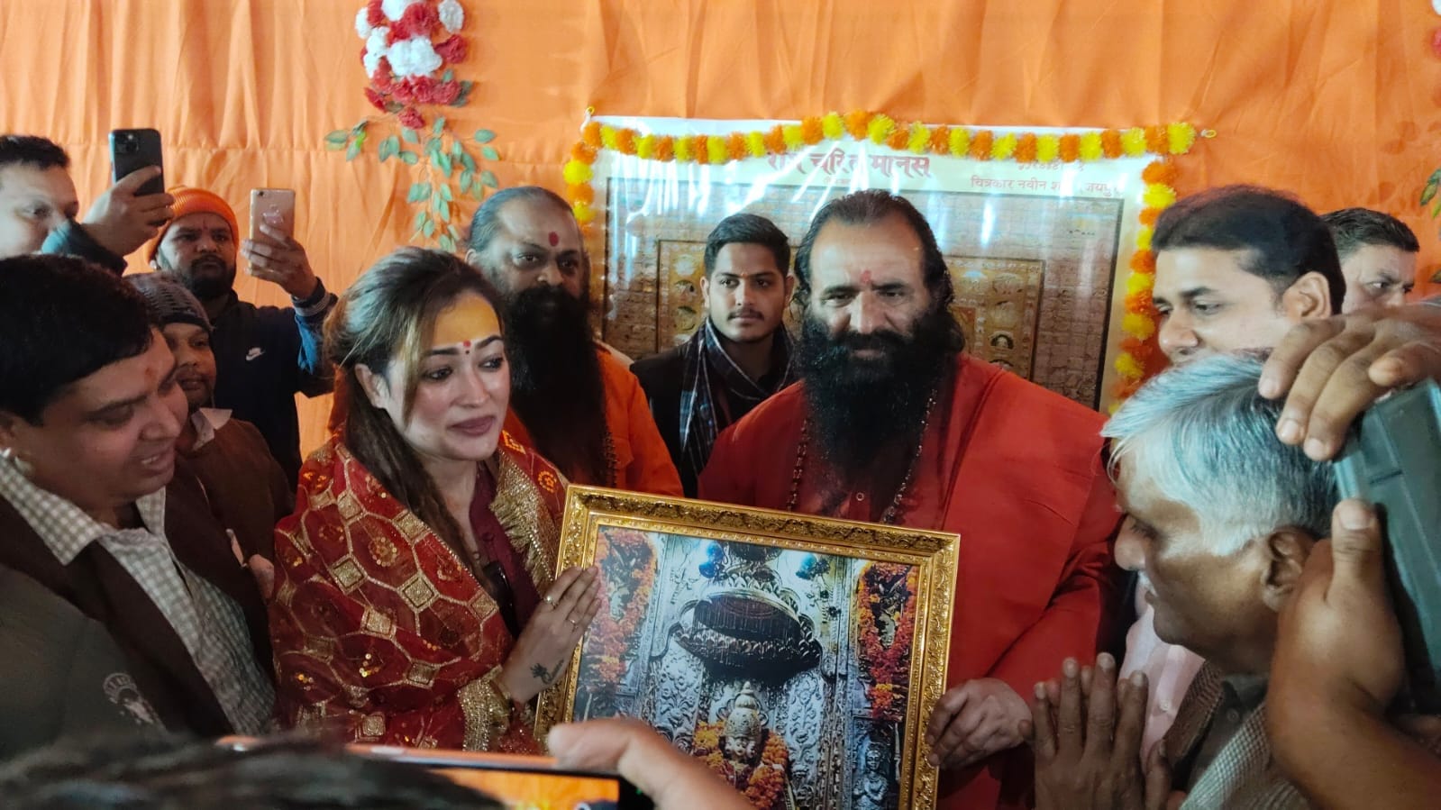 हर्षा रिछारिया ने अखाड़ा परिषद अध्यक्ष रवींद्र पुरी से लिया आशीर्वाद, अमृत स्नान में होंगी शामिल