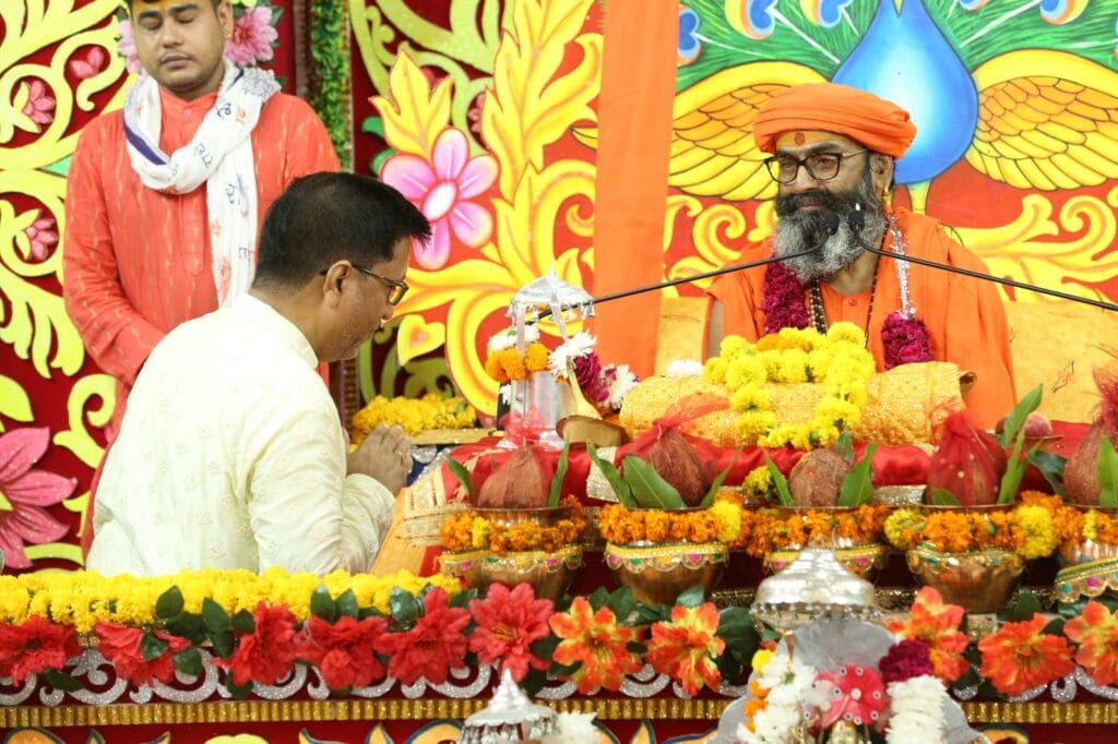 दंडी स्वामी श्री ब्रह्माश्रम जी महाराज ने कथा और अन्नदान से मानव सेवा का दिया संदेश