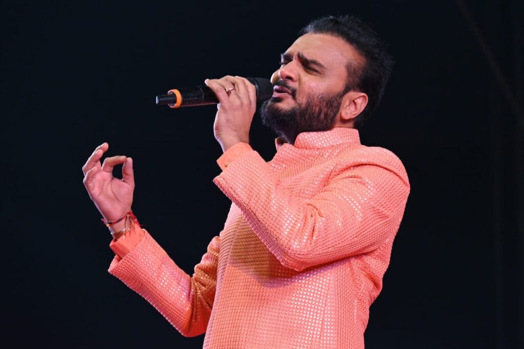 कलाग्राम में सांस्कृतिक संध्या प्रसिद्ध गायक पार्थिव गोहिल ने अपने भजनों से पूरे माहौल को शिवमय बना दिया। 