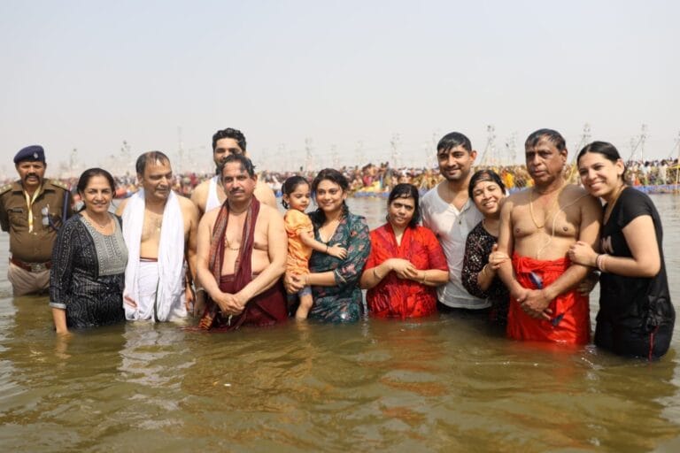 प्रह्लाद जोशी- प्रयागराज में परिवार सहित पवित्र स्नान का सौभाग्य