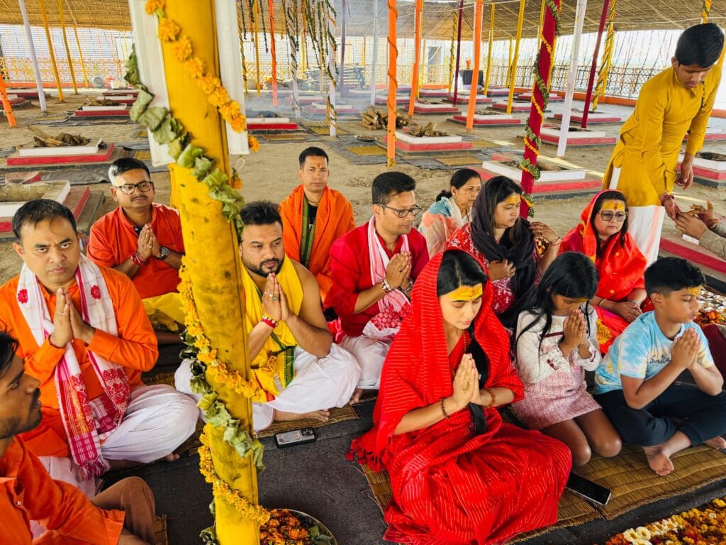 महाकुंभ-2025 असम के मंत्री पीयूष हजारिका ने परिवार संग शंकराचार्य शिविर में लिया आशीर्वाद