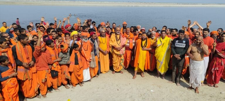 महाकुंभ 2025 पुण्य आत्माओं की शांति के लिए जलांजलि एवं तिलांजलि संग गायत्री महायज्ञ