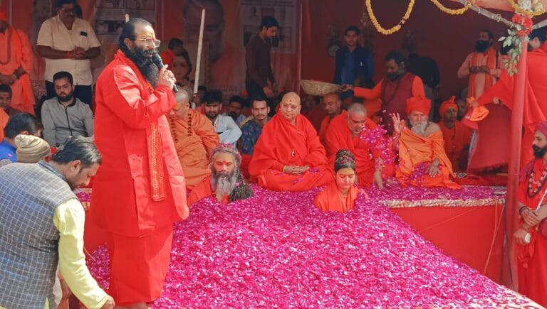 महाकुंभ-2025 स्वामी विज्ञाना नन्द गिरि व स्वामी पुष्पांजलि गिरि का महामंडलेश्वर अभिषेक