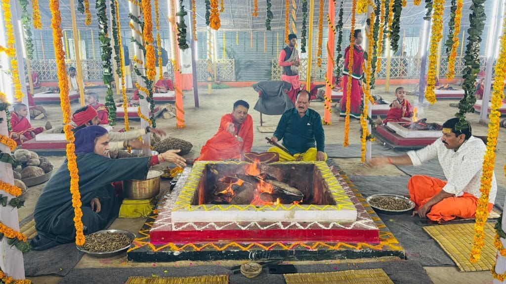 मानव डेका और विजय मालाकर ने शंकराचार्य शिविर में की पूजा-अर्चना