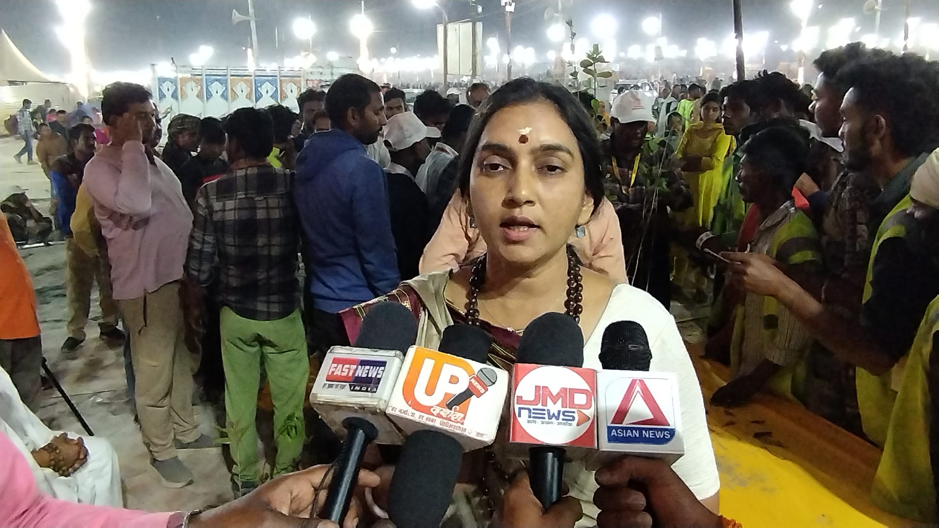 वॉटर वूमन शिप्रा द्वारा कहे गए शब्द सुनकर भावुक हुए सफाई कर्मी