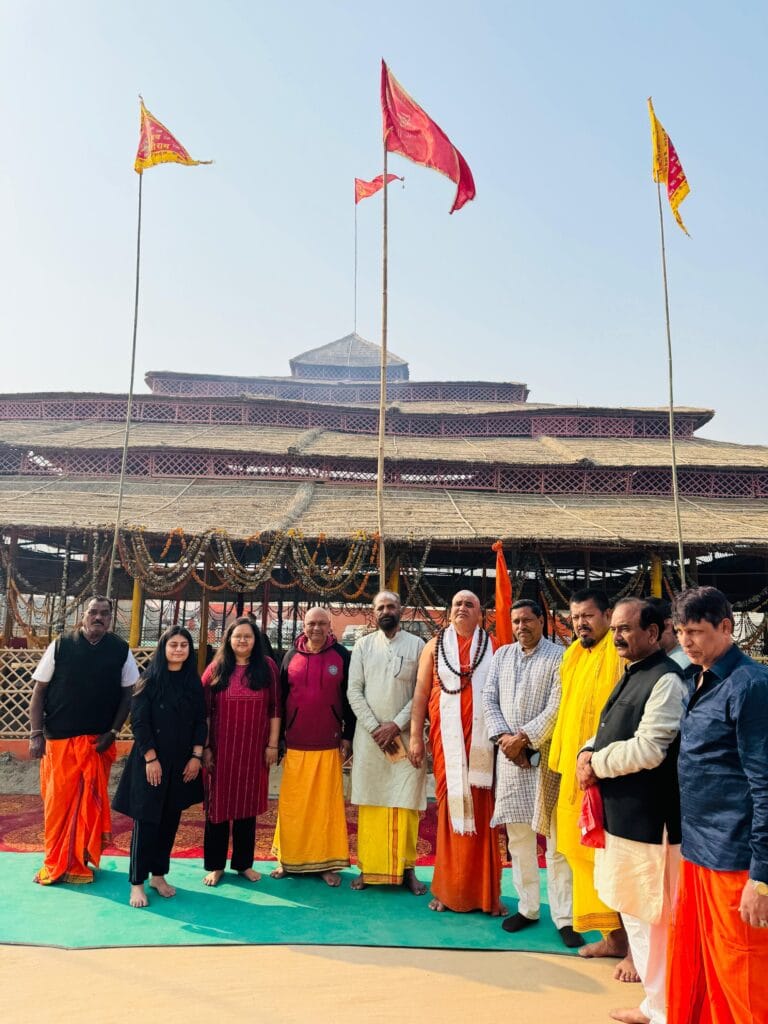 हंसराज अहीर ने की शंकराचार्य शिविर में पूजा-अर्चना, गंगा स्नान कर महायज्ञ में दी आहुति