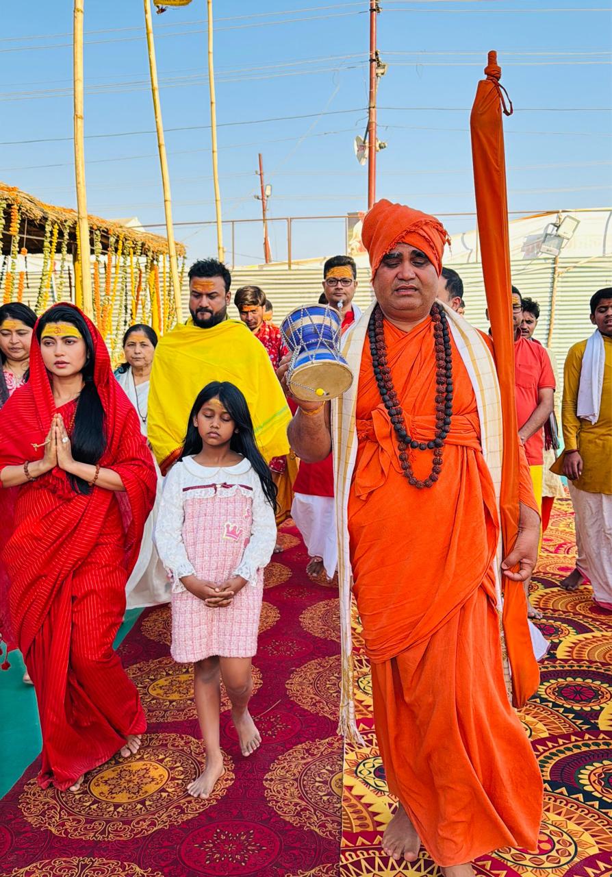 महाकुंभ-2025 असम के मंत्री पीयूष हजारिका ने परिवार संग शंकराचार्य शिविर में लिया आशीर्वाद