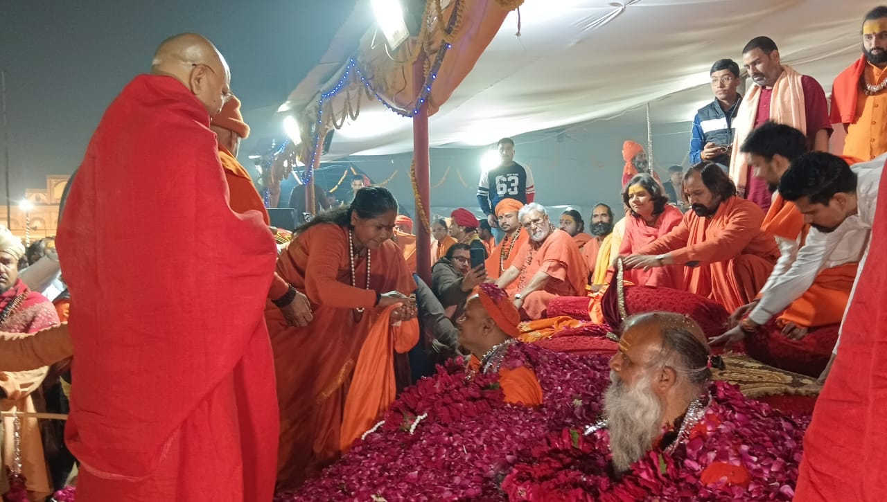 निरंजनी अखाड़े की छावनी में महंत वेदानंद गिरी, स्वामी रामानंद गिरी को महामंडलेश्वर की उपाधि