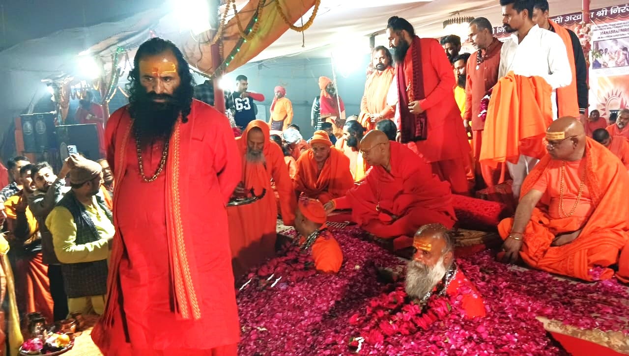 निरंजनी अखाड़े में महंत वेदानंद गिरी व स्वामी रामानंद गिरी महामंडलेश्वर पद से विभूषित