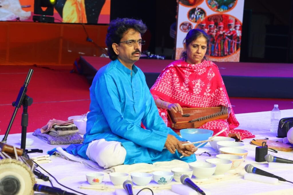 पंडित मिलिंद तुलंकर की जलतरंग प्रस्तुति