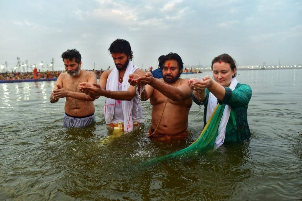 पवन कल्याण ने त्रिवेणी संगम में किया स्नान, 