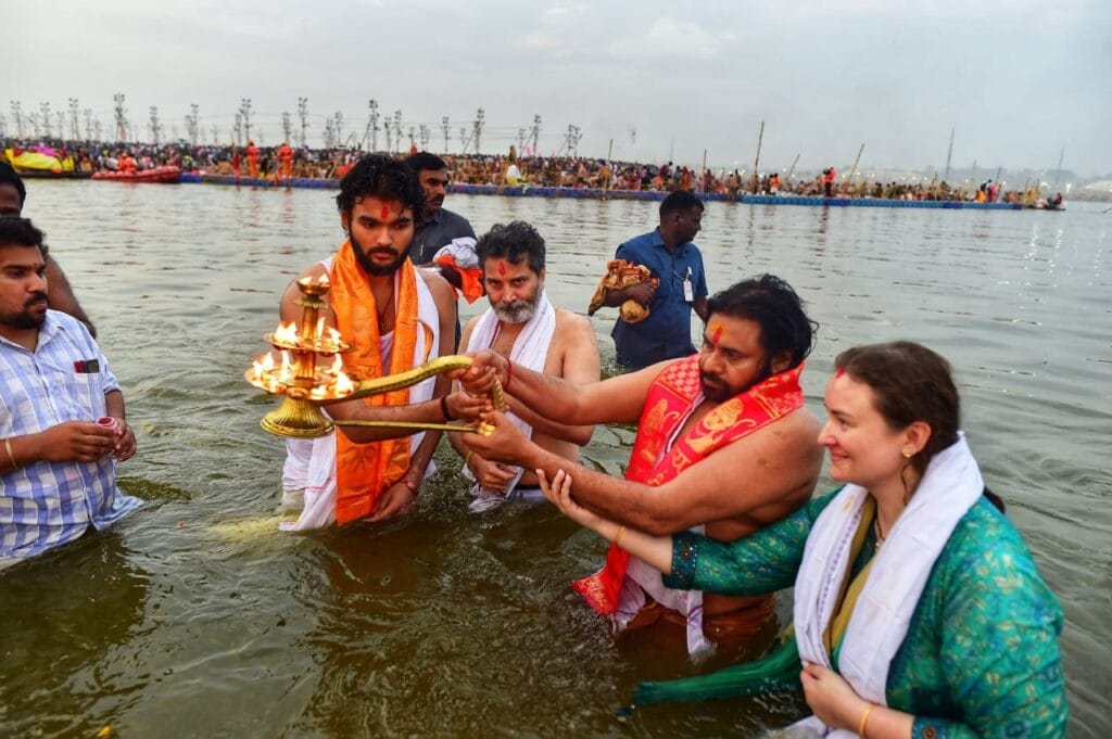 पवन कल्याण ने त्रिवेणी संगम में किया स्नान, महाकुंभ-2025 