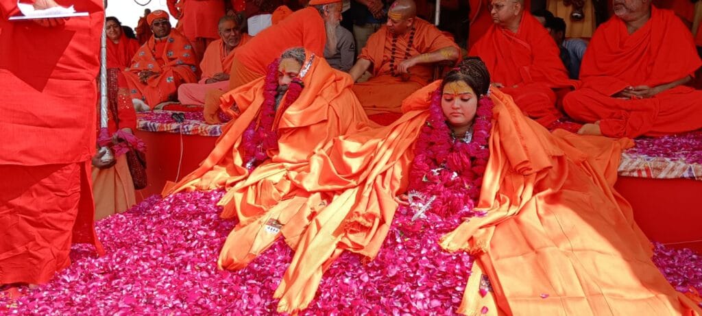 महाकुंभ-2025 स्वामी विज्ञाना नन्द गिरि व स्वामी पुष्पांजलि गिरि का महामंडलेश्वर अभिषेक