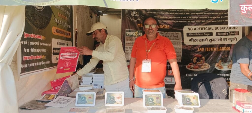 शुगर फ्री लड्डू लोगों को भा रहा है कलाग्राम में – स्वाद और सेहत का अनूठा संगम