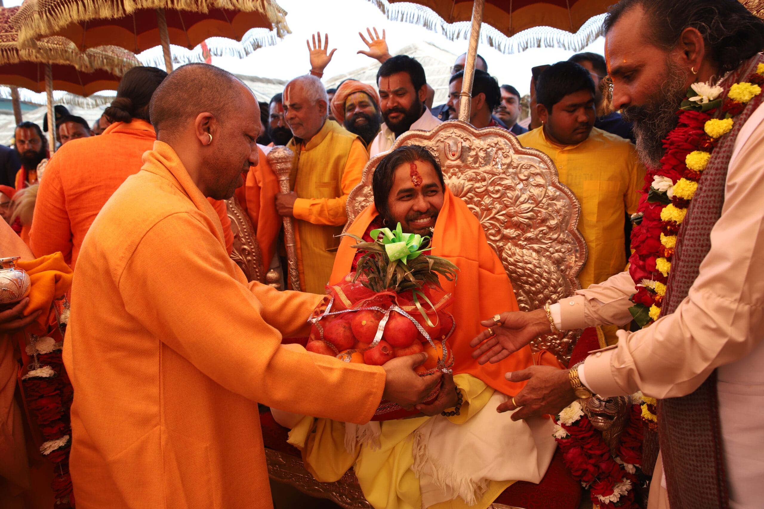 महामंडलेश्वर संतोषदास 'सतुआ बाबा' के पट्टाभिषेक में पहुँचे सीएम योगी