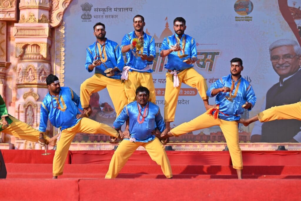विभिन्न राज्यों के कलाकारों ने अपने पारंपरिक नृत्यों की प्रस्तुतियाँ दीं