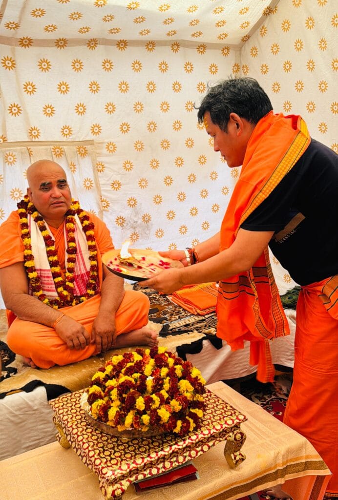 शंकराचार्य की आरती करते अरुणाचल प्रदेश के ग्रामीण विकास एवं सहकारिता मंत्री ओजिंग तासो!