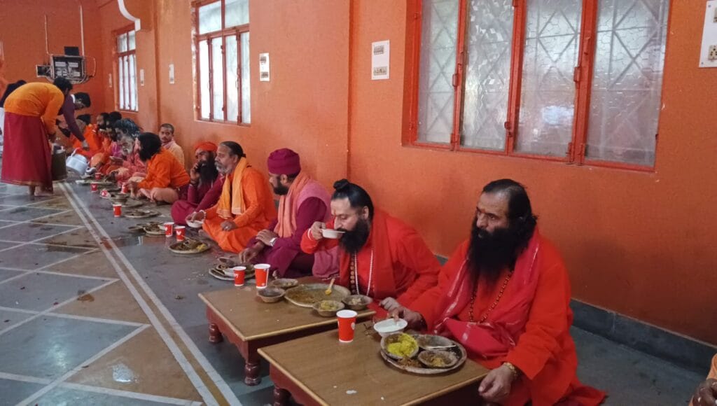 सनातन की मातृभाषा संस्कृत को बचाने के लिए प्रयागराज के बागंबरी गद्दी में अखाड़ा परिषद द्वारा विशेष कार्यक्रम का आयोजन किया गया, जिसमें गुरुकुलों के आचार्यों को सम्मानित किया गया।