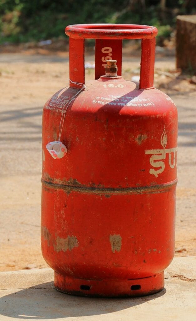 घरेलू LPG सिलेंडर की कीमतें स्थिर
