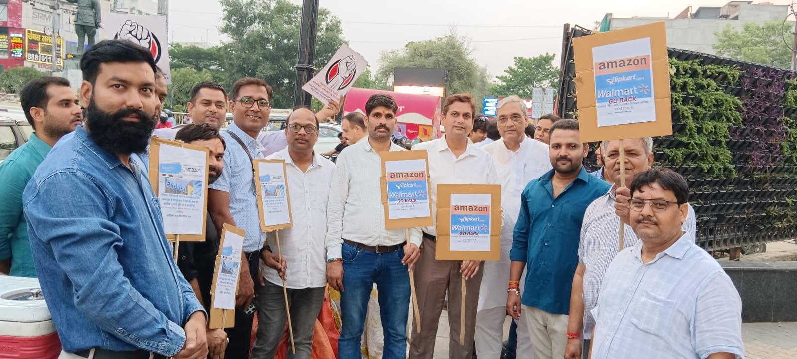 प्रयागराज में व्यापारियों ने फ्लिपकार्ट, अमेजॉन और वॉलमार्ट के ऑनलाइन व्यापार का विरोध किया,