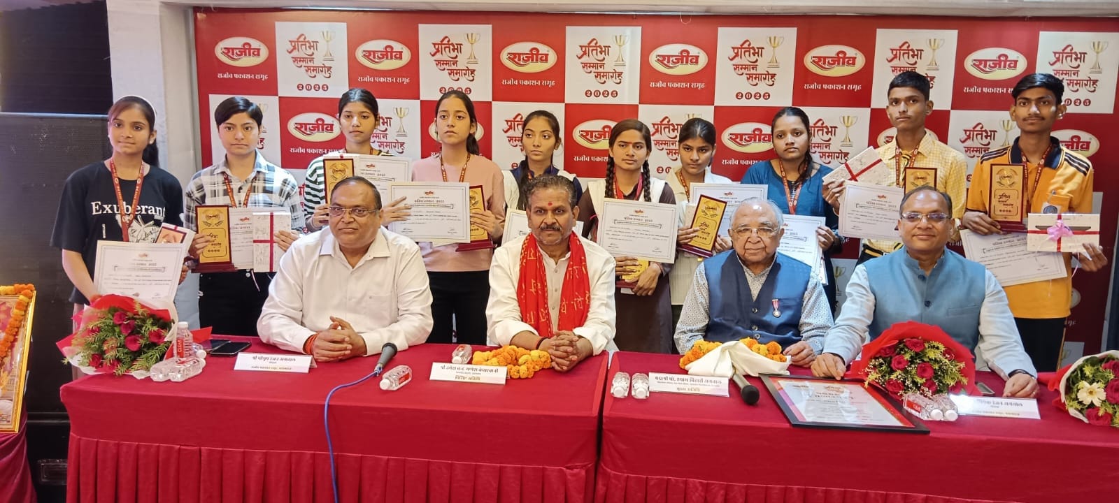 यूपी बोर्ड टॉपर्स को प्रेरणा और प्रोत्साहन देने की अनूठी पहल