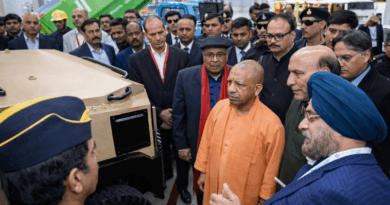 Ashok Leyland EV Factory Lucknow उद्घाटन के दौरान मुख्यमंत्री योगी आदित्यनाथ और केंद्रीय मंत्री फैक्टरी का निरीक्षण करते हुए