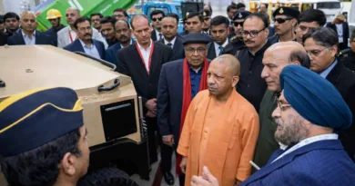 Ashok Leyland EV Factory Lucknow उद्घाटन के दौरान मुख्यमंत्री योगी आदित्यनाथ और केंद्रीय मंत्री फैक्टरी का निरीक्षण करते हुए