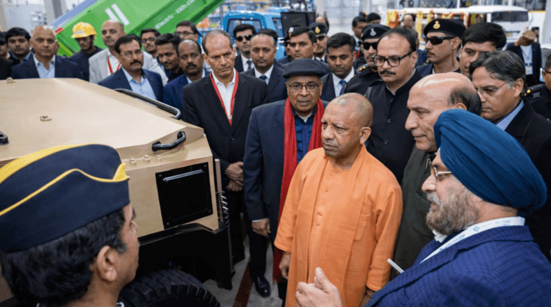 Ashok Leyland EV Factory Lucknow उद्घाटन के दौरान मुख्यमंत्री योगी आदित्यनाथ और केंद्रीय मंत्री फैक्टरी का निरीक्षण करते हुए