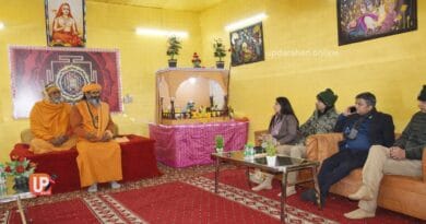 मकर संक्रांति मेला व्यवस्था प्रयागराज की समीक्षा के दौरान वरिष्ठ अधिकारियों की संतों से संवाद करते हुए बैठक