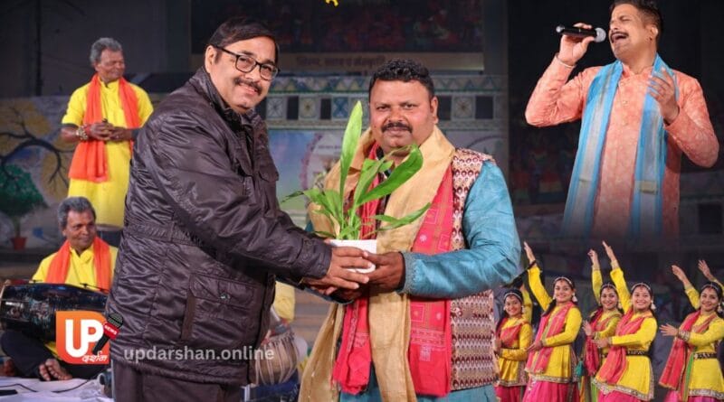 माघ पर्व सांस्कृतिक संध्या प्रयागराज में नाद-ब्रह्म शिल्प मेले के दौरान कलाकारों का सम्मान और भक्ति संगीत की प्रस्तुति