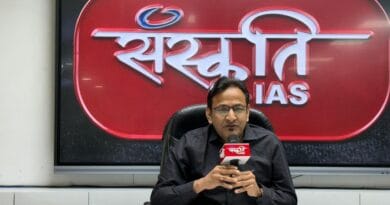 प्रयागराज में संस्कृति IAS की प्रेस वार्ता के दौरान मंच पर बैठे पदाधिकारी, UPPCS 2024 में सफल अभ्यर्थियों के सम्मान समारोह की जानकारी देते हुए।