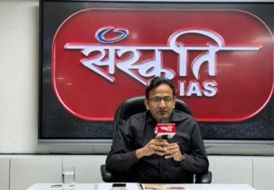 प्रयागराज में संस्कृति IAS की प्रेस वार्ता के दौरान मंच पर बैठे पदाधिकारी, UPPCS 2024 में सफल अभ्यर्थियों के सम्मान समारोह की जानकारी देते हुए।