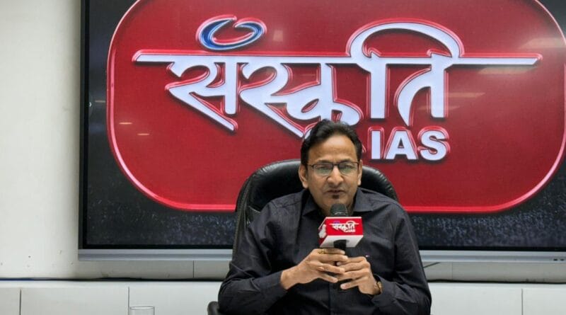 प्रयागराज में संस्कृति IAS की प्रेस वार्ता के दौरान मंच पर बैठे पदाधिकारी, UPPCS 2024 में सफल अभ्यर्थियों के सम्मान समारोह की जानकारी देते हुए।